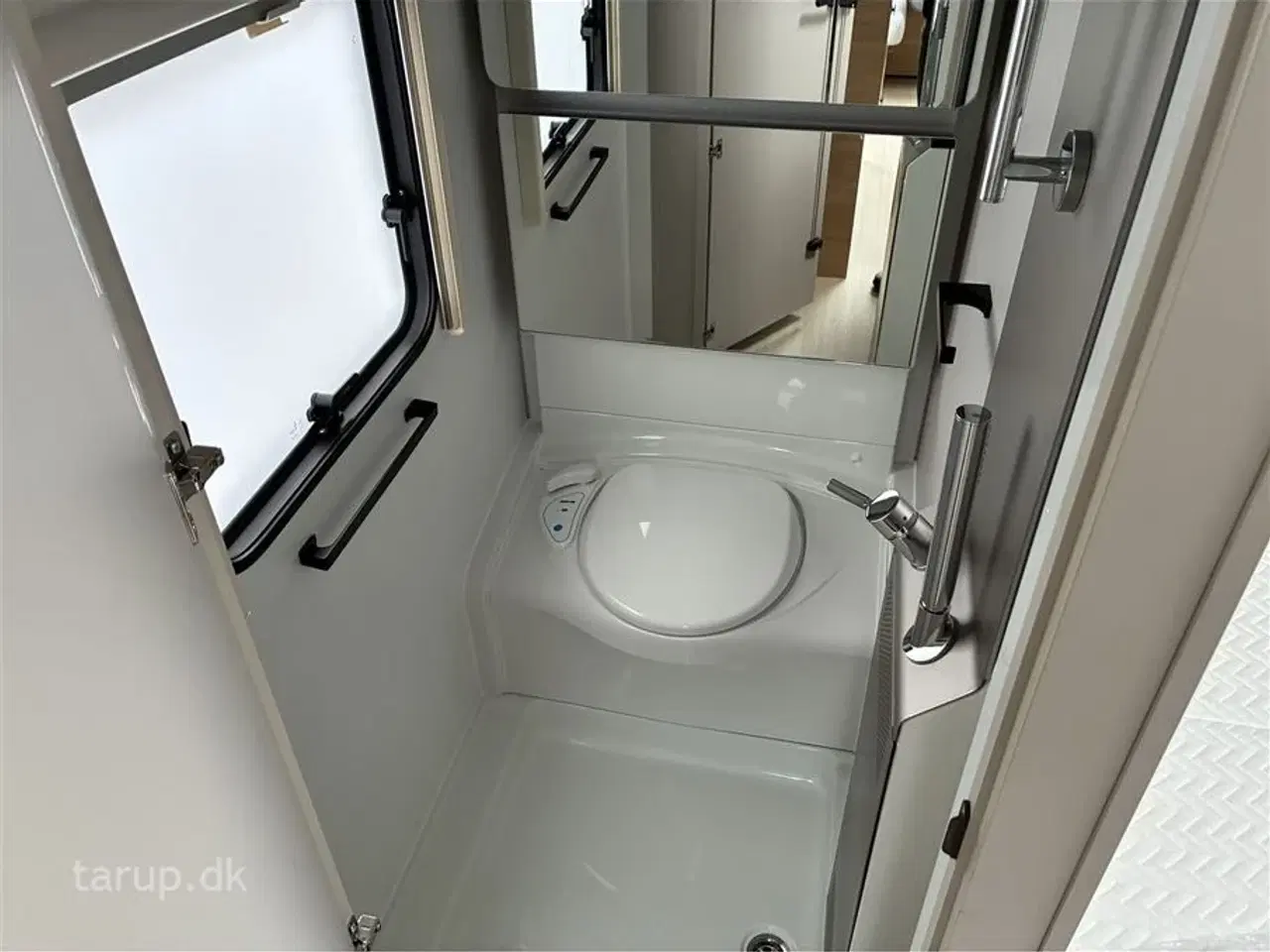 Billede 19 - 2026 - Adria Adora 522 UP   Dobbeltsengsvogn, rundsiddegruppe, el-gulv-varme, stort 142L KOMPRESSOR køleskab, TV-holder, stabilisator, Adria Smartbox, glasfibertag