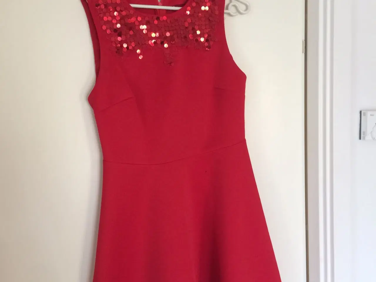 Billede 2 - Sød og rød kjole