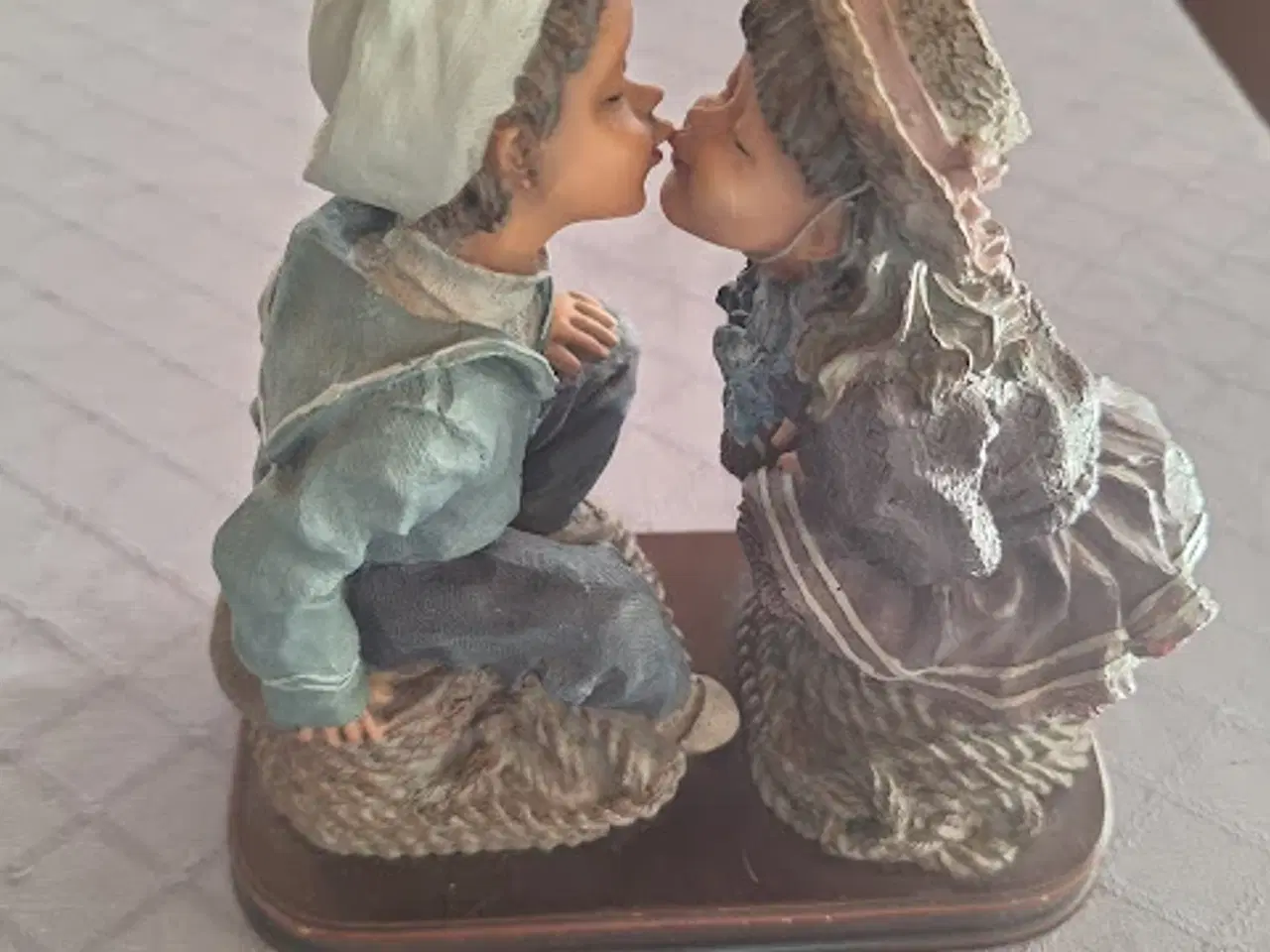 Billede 1 - Sødt Kyssende Meerchi figur - Sendes gerne