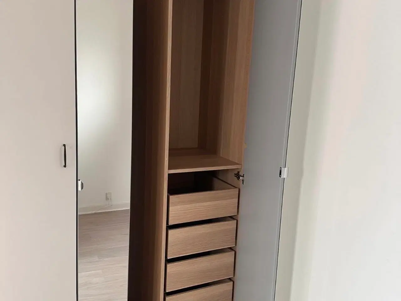 Billede 2 - Ikea Pax garderobeskab med 8 skuffer 