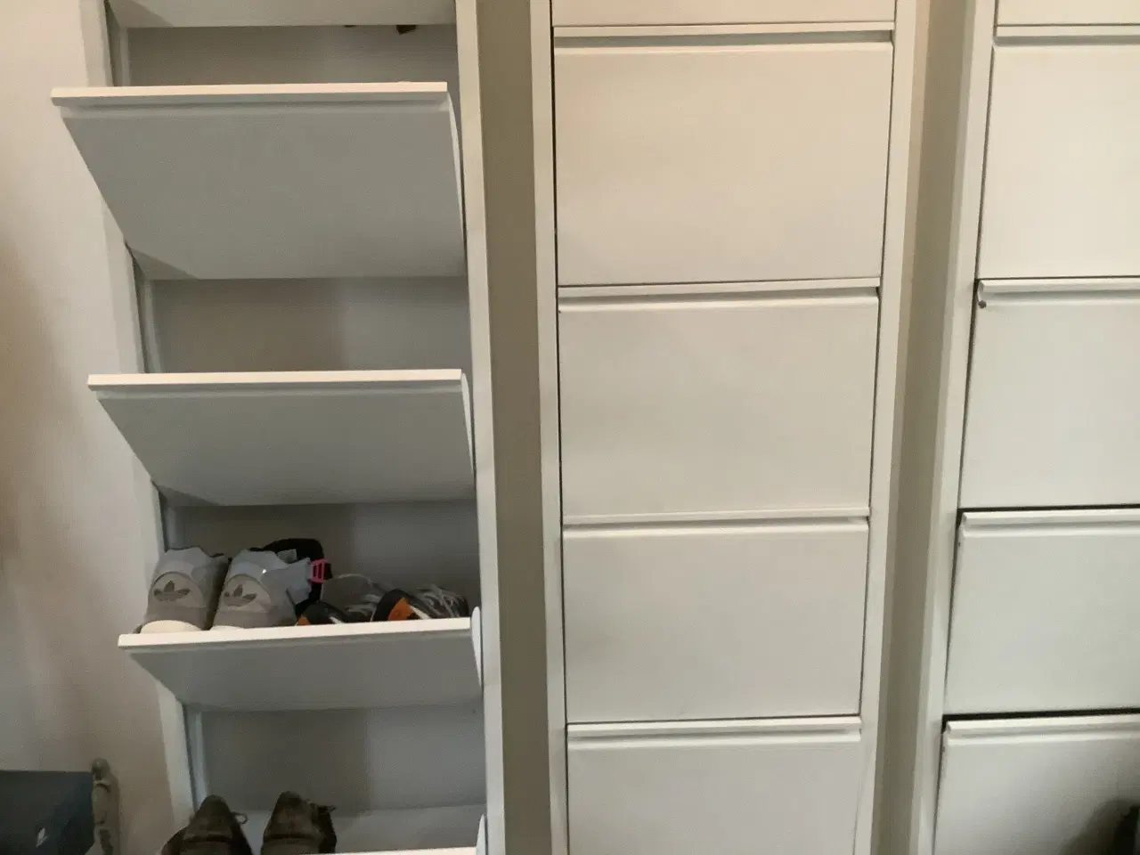 Billede 1 - 3 stk. sko skabe med 5 skuffer i hvid metal