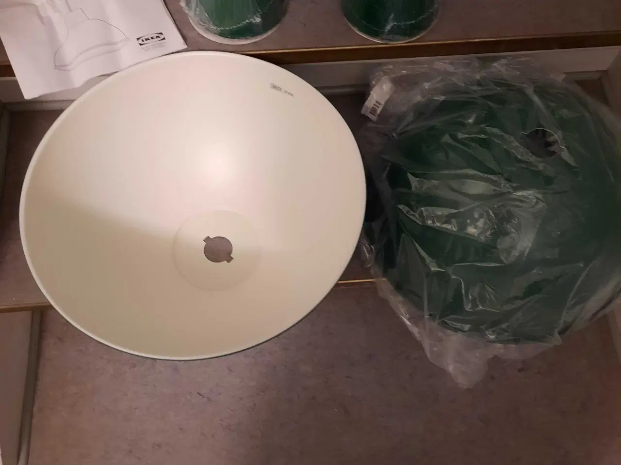 Billede 2 - 2 x store  loftslamper I en flot grøn farve sælges