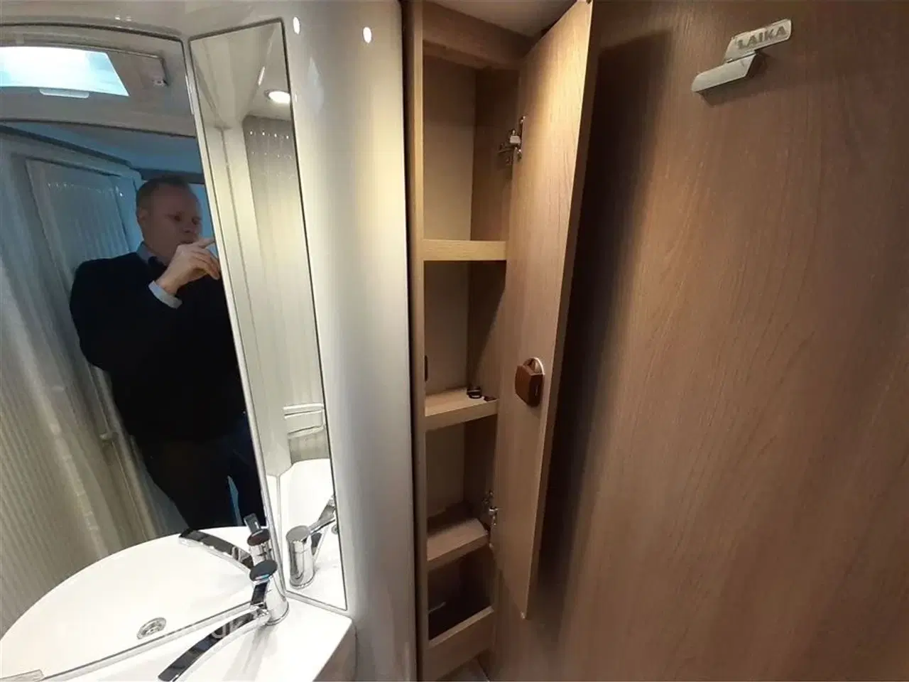 Billede 17 - 2022 - Laika Kosmo Compact 9   Slank og smidig model, perfekt til snoede kystveje. Automatgear.