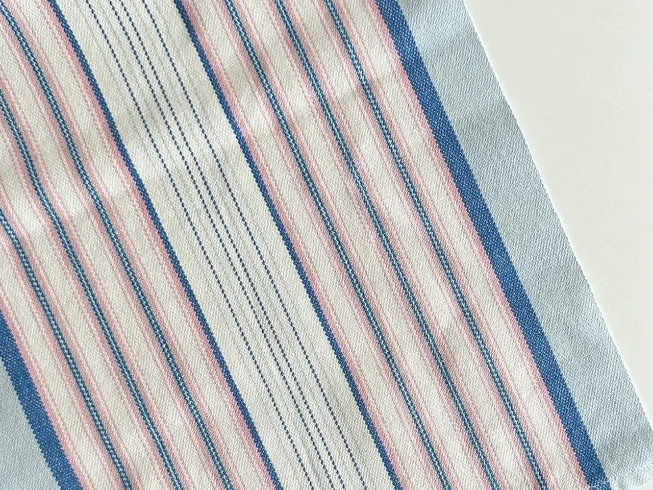 Billede 4 - Bordløber, hvid m pastelstriber, 90 x 29,5 cm