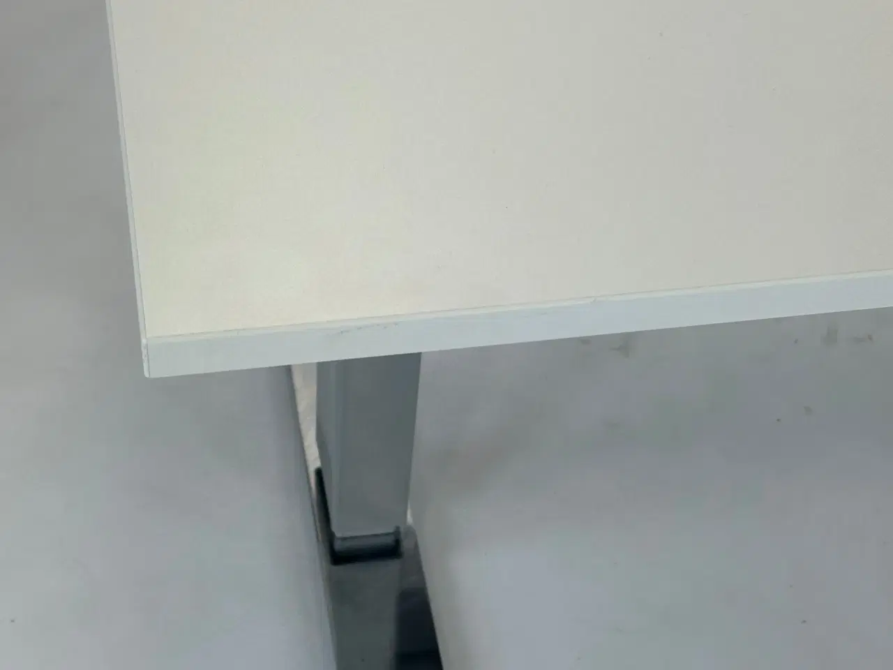 Billede 3 - Hæve-/Sænkebord 180x80 (m. kabelgennemføringer) - Linak