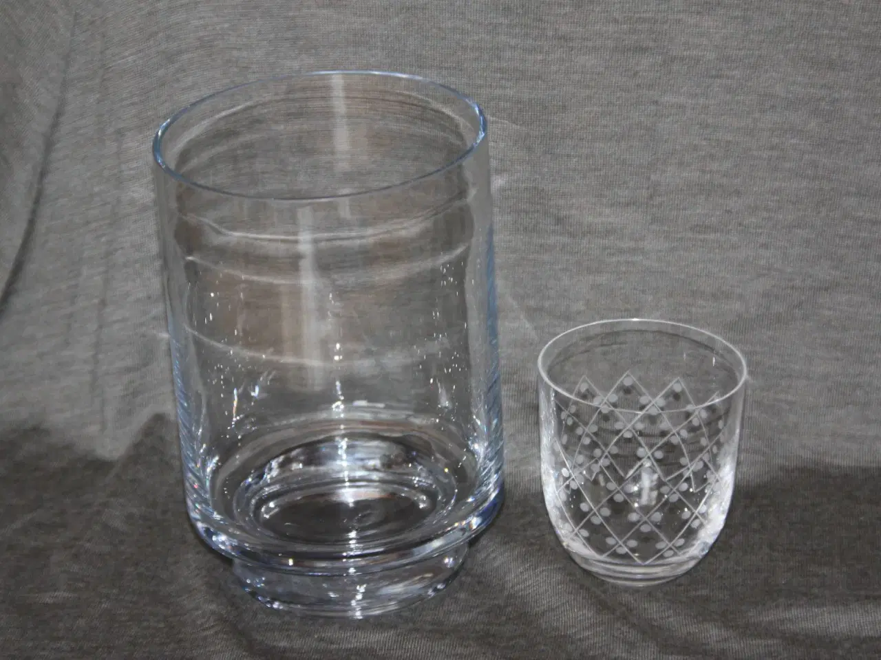Billede 1 - Flot glas vase 19 cm sælges sammen med 