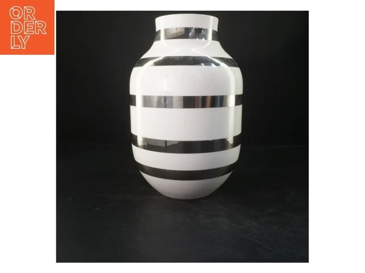 Billede 2 - Keramisk vase med sorte striber fra K&#228;hler (str. 32x18 cm)