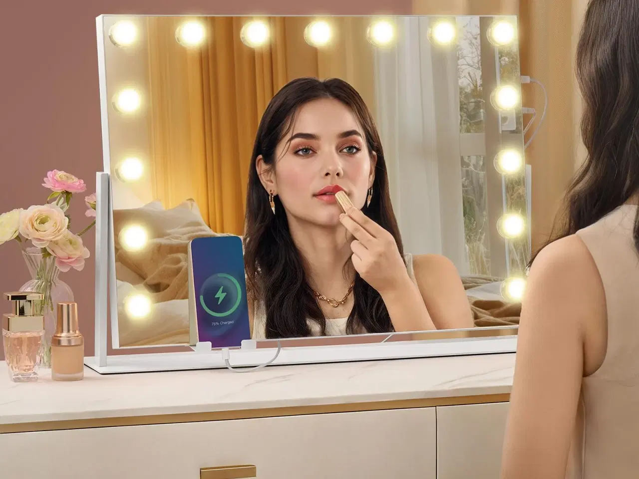 Billede 2 - Makeupspejl med lys 58 × 43 cm – 15 LED, 3 farver, touch, USB-A/USB-C, telefonholder, mat hvid
