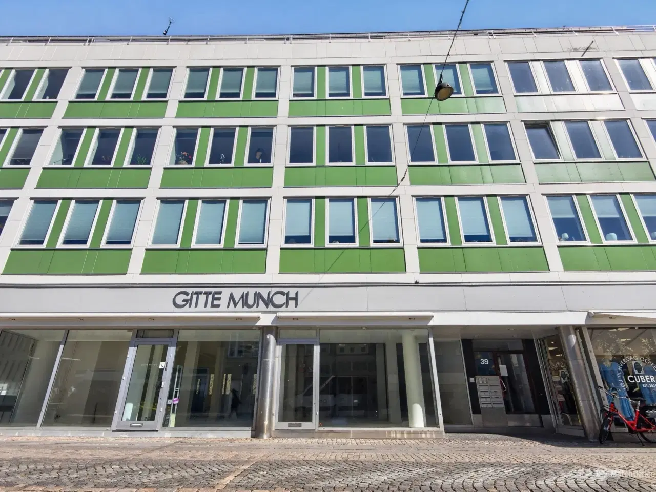 Billede 2 - Synligt og velplaceret butikslejemål med rigtig fin facade og udstillingsfaciliteter