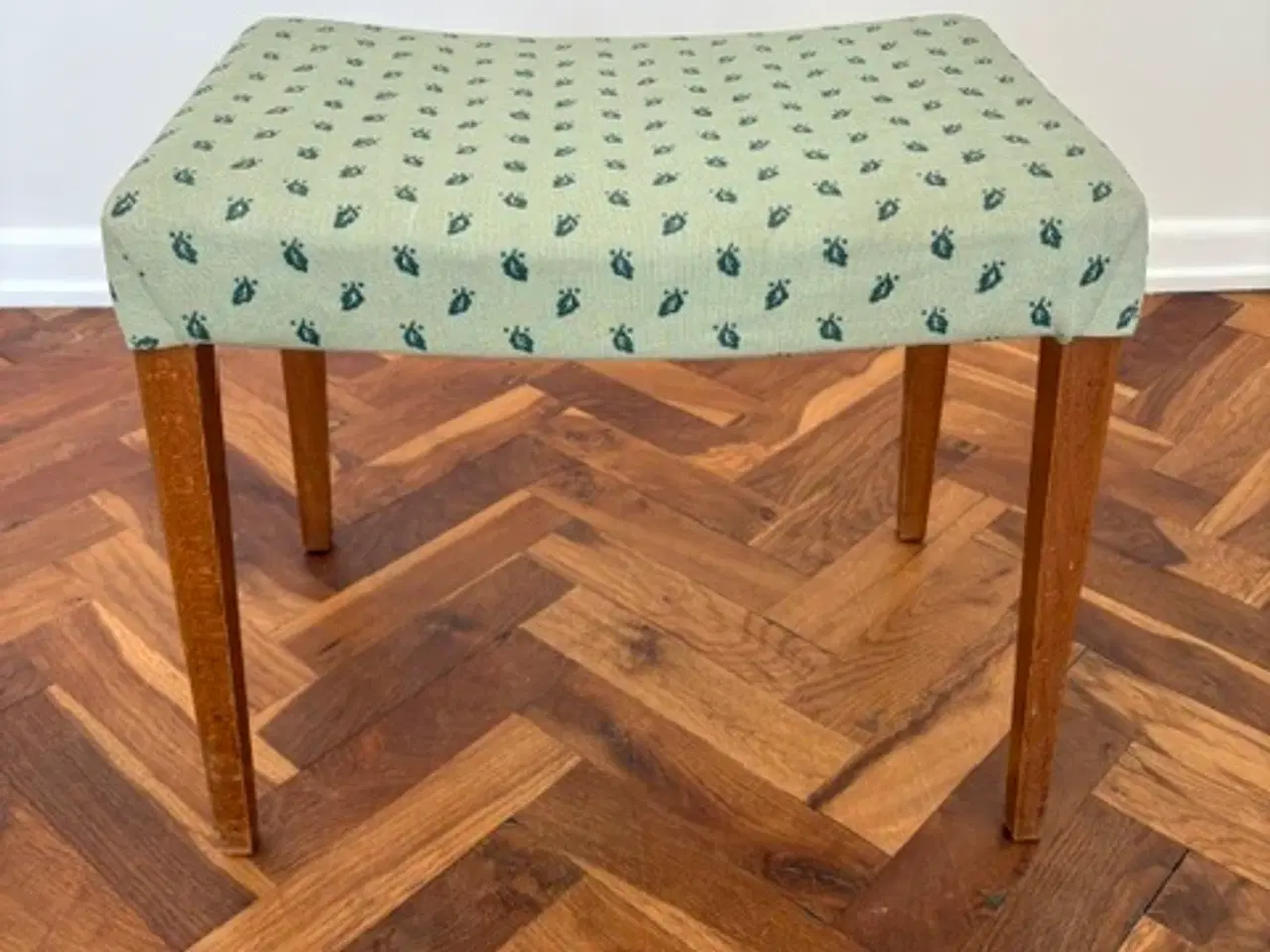 Billede 2 - Skammel polstret grøn mønstret stof