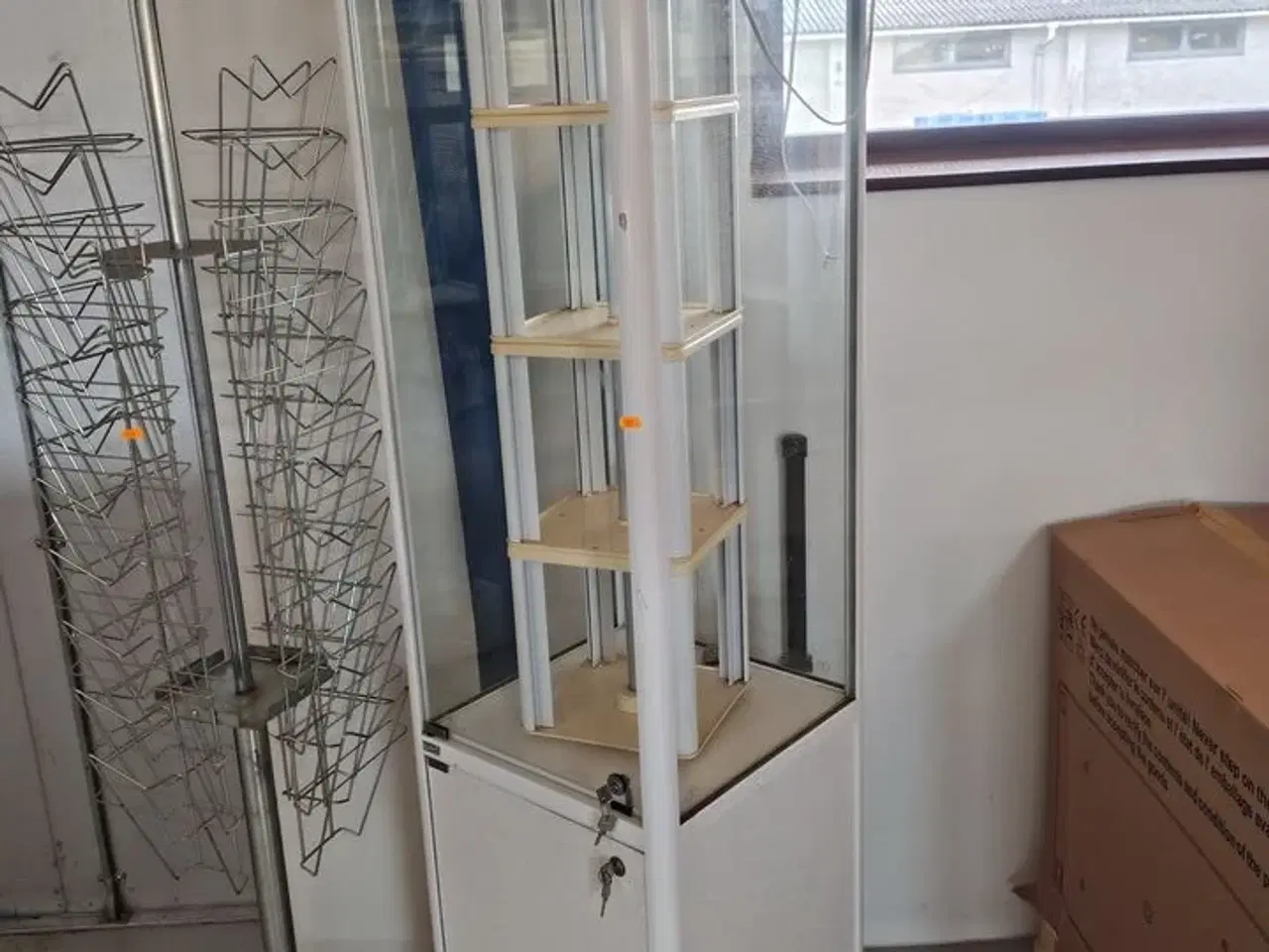 Billede 2 - Glasmontre og stativ