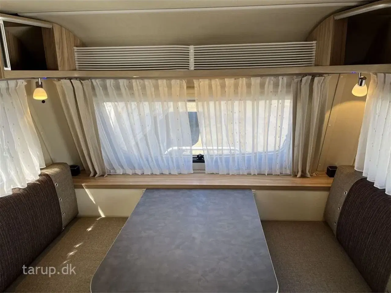 Billede 7 - 2022 - Hymer Feeling 442   Fortelt: Walker, mover, solceller, fast markise m sider og front, cykelholder, Truma UltraHeat, el- og gasboiler, endesiddegruppe, dobbeltseng