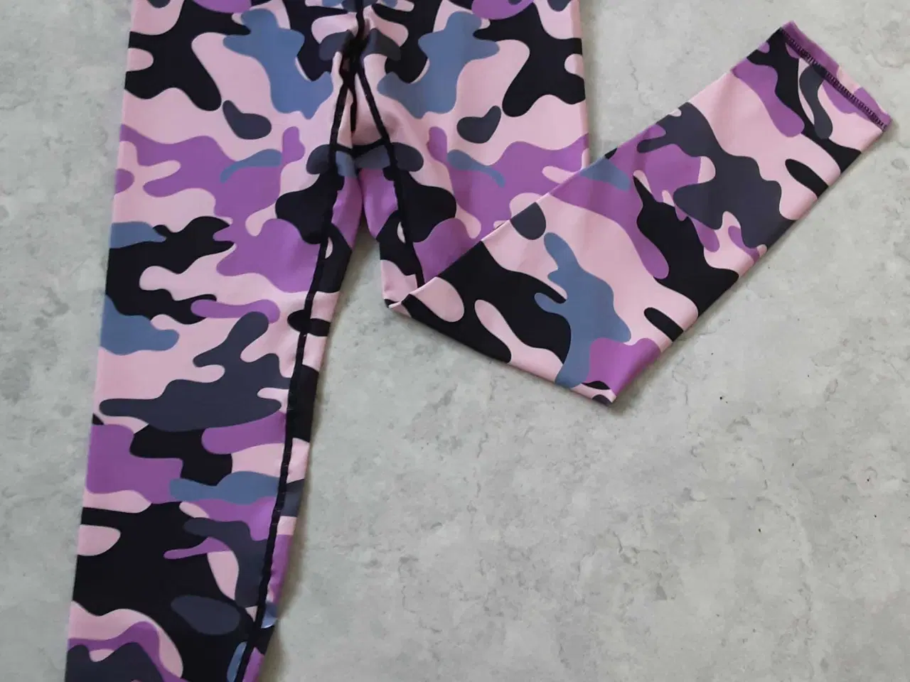 Billede 2 - Lilla army sæt. 25.00kr. Str. M.