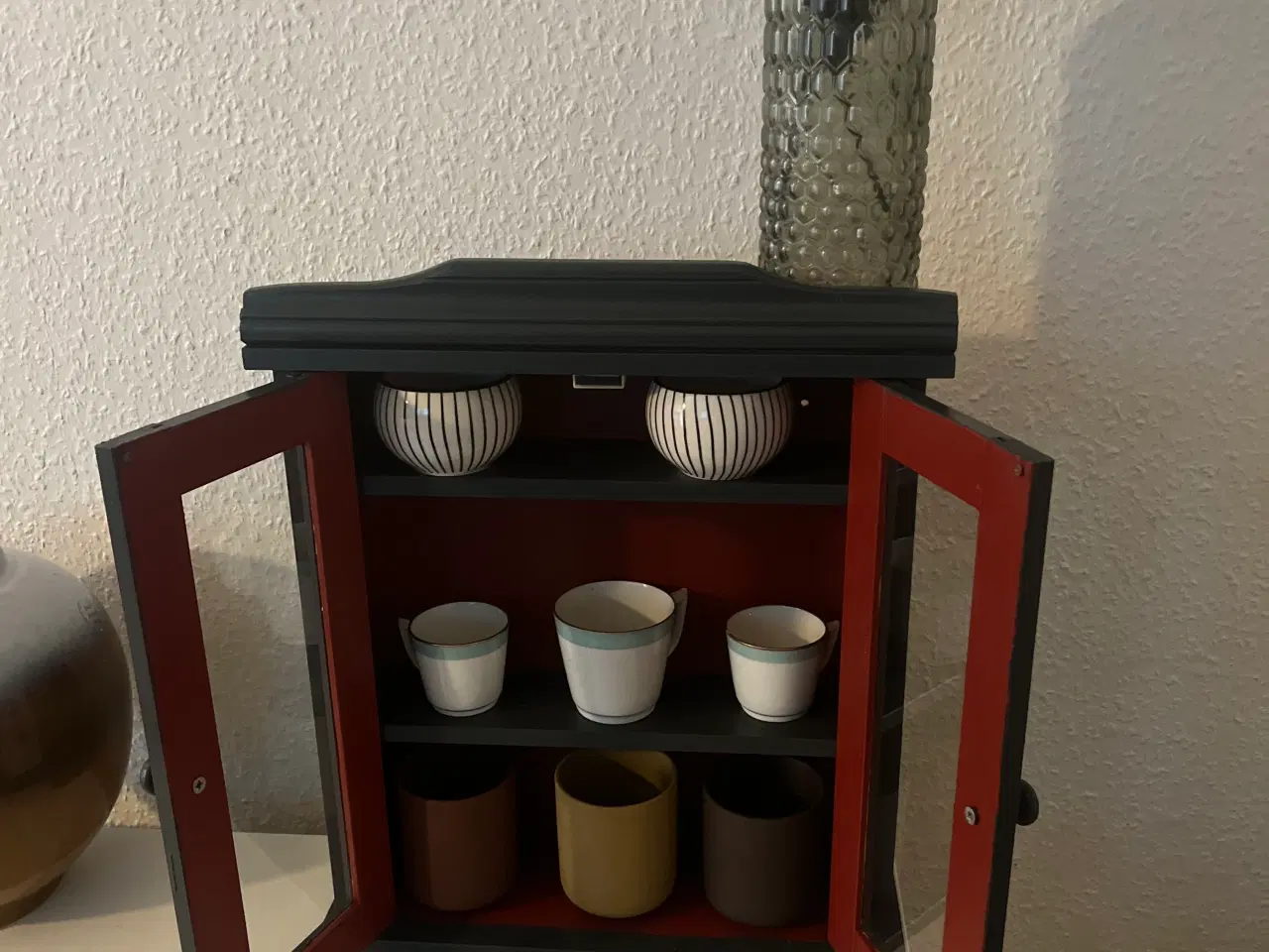 Billede 2 - Vægskab/vitrineskab – antracitgrå med dybrød inder