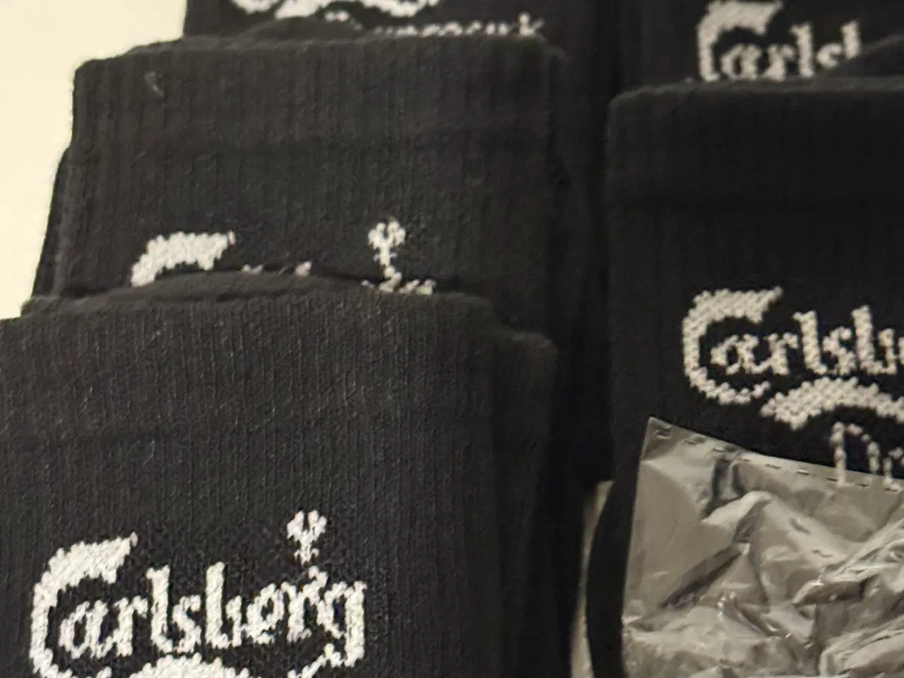 Billede 11 - Fem par sorte Carlsberg strømper og J-dag mundbind