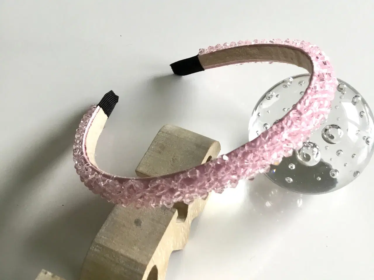 Billede 1 - Smuk lyserød hårbøjle med facet perler i lyserød