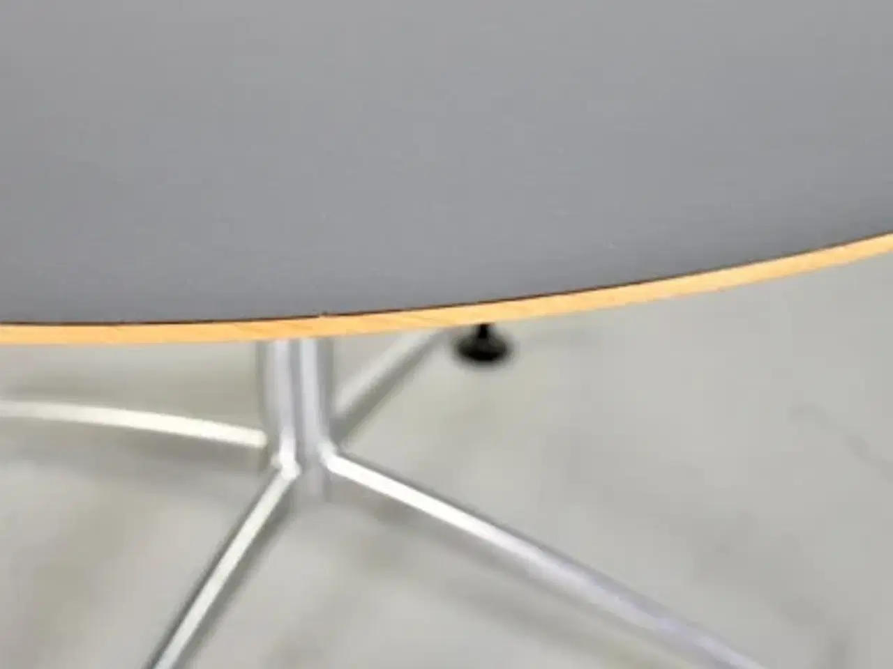 Billede 8 - Rundt cafébord med grå laminat og filt på undersiden