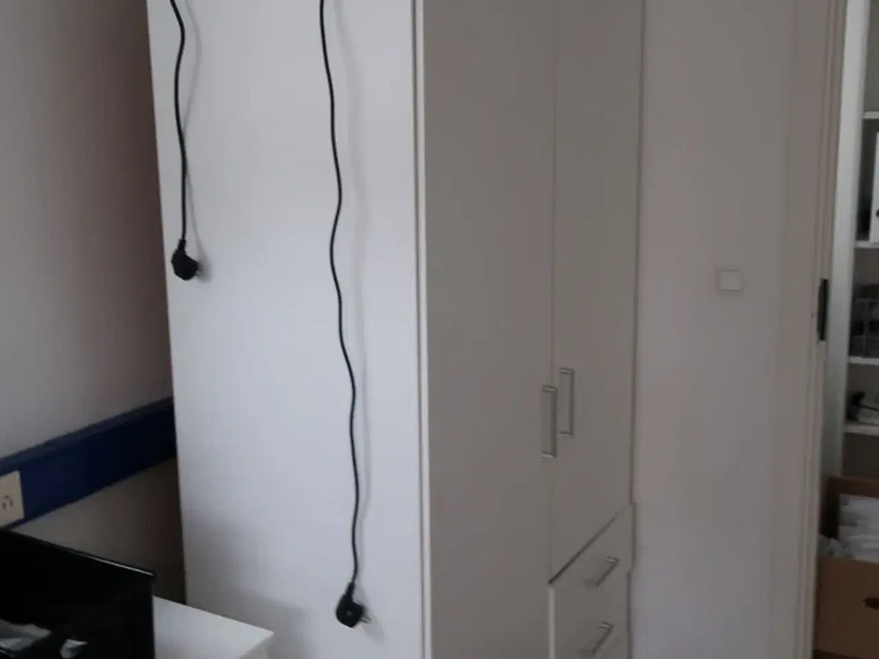 Billede 4 - Rum med indhold bl.a. seng, kaffemaskine POINT, skabe m.m.