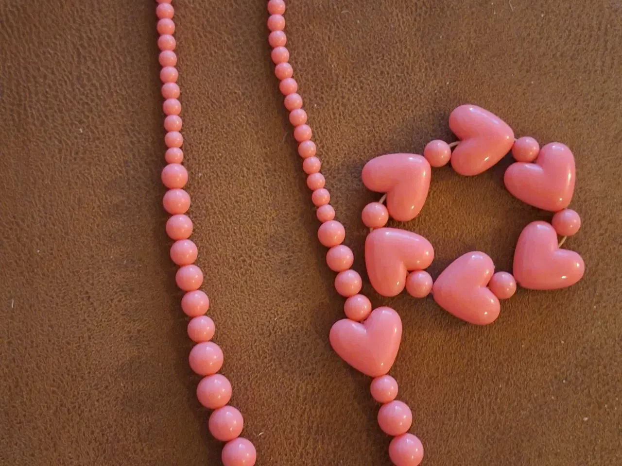 Billede 2 - Lyserødt smykkesæt 