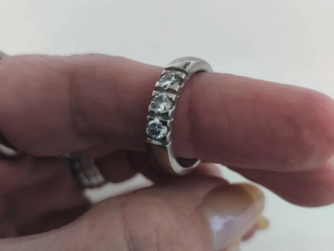 Billede 5 - Alliancering 14K hvidguld med 3 brillanter