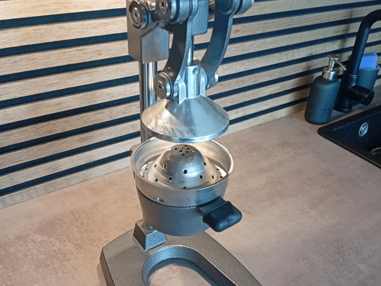 Billede 3 - Kraftfuld og Elegant Manuel Juicer til Bar og Køkk