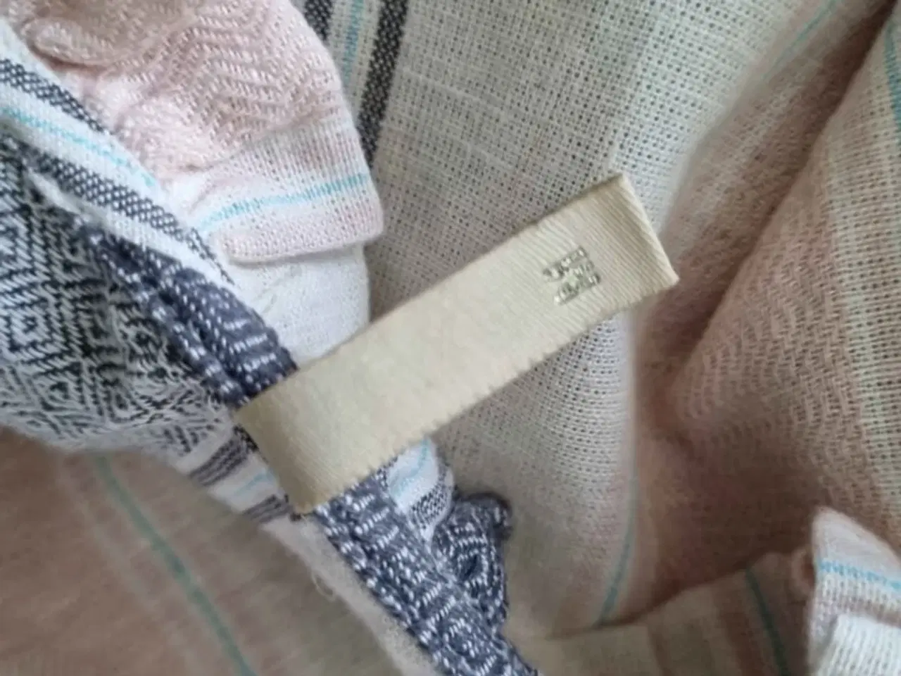 Billede 4 - Feminin bluse med pufærmer 