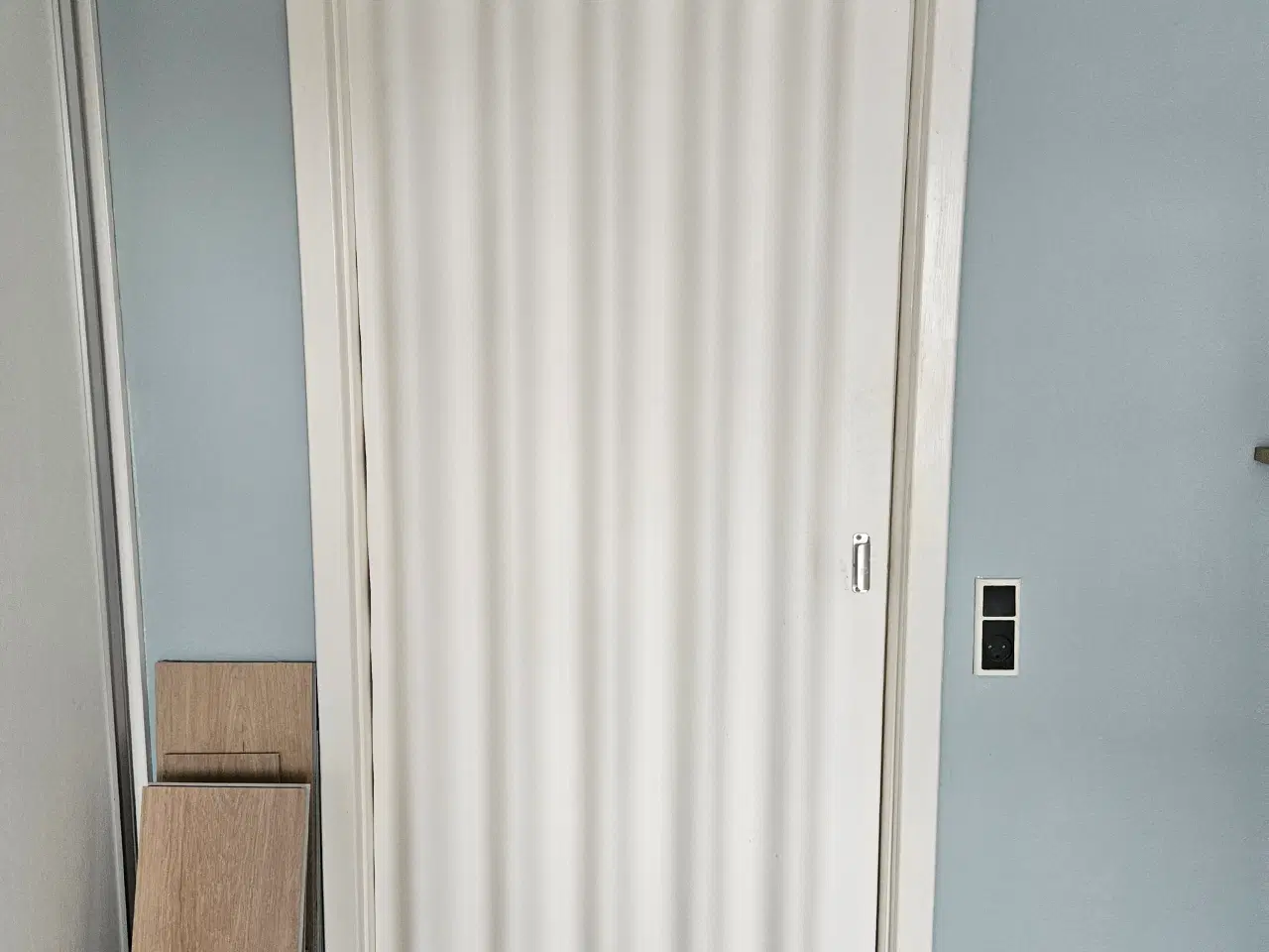 Billede 1 - Foldedør i hvidt skind (isoleret)