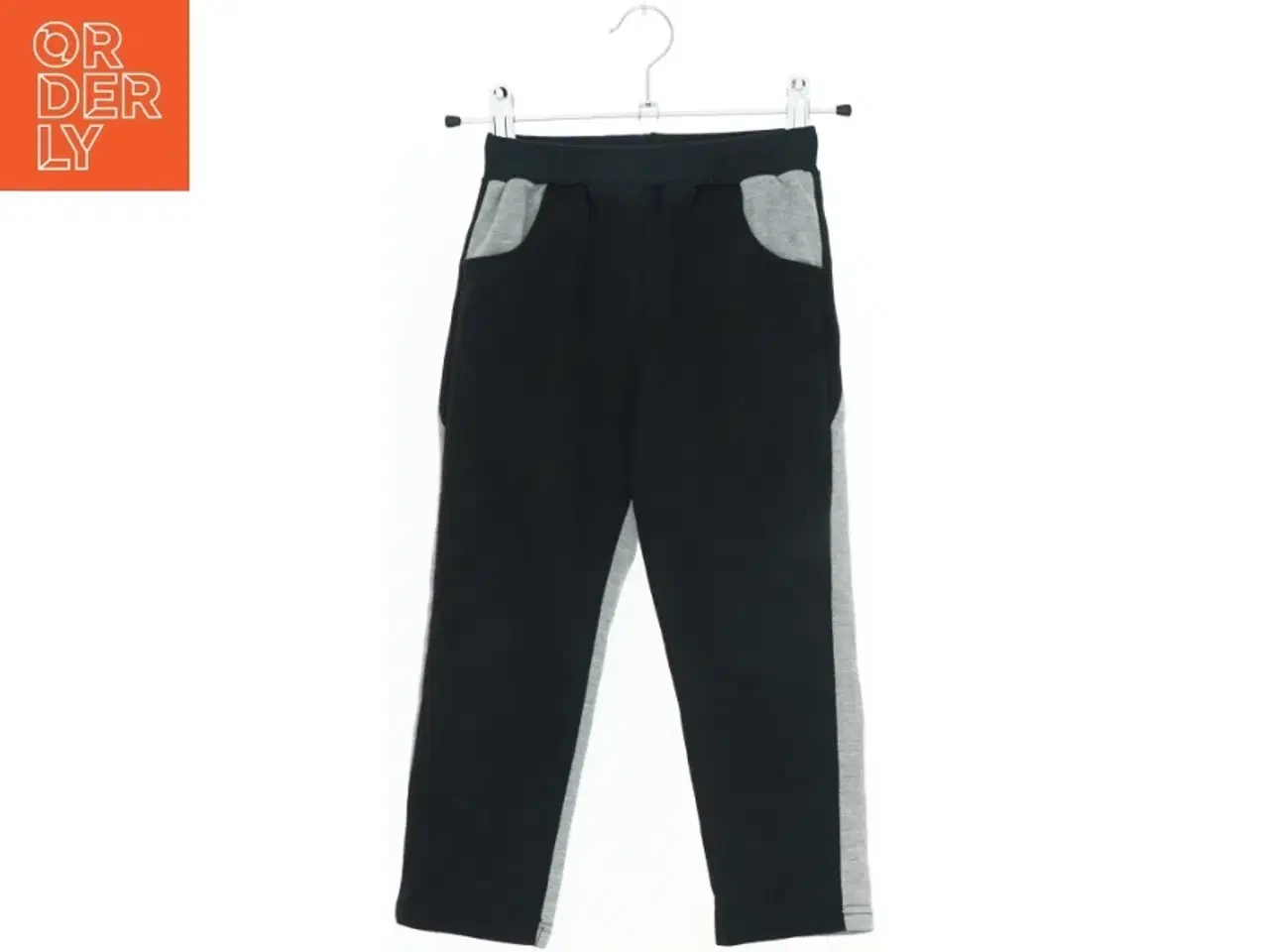 Billede 1 - Bukser med sorte og grå detaljer (str. 110)