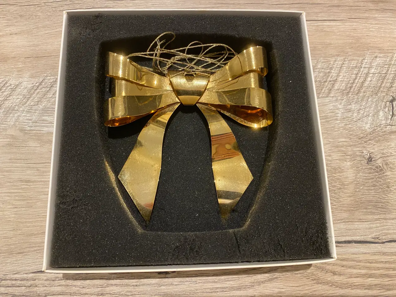 Billede 2 - Julesløjfe - Guld / (Christmas Bow - Gold).