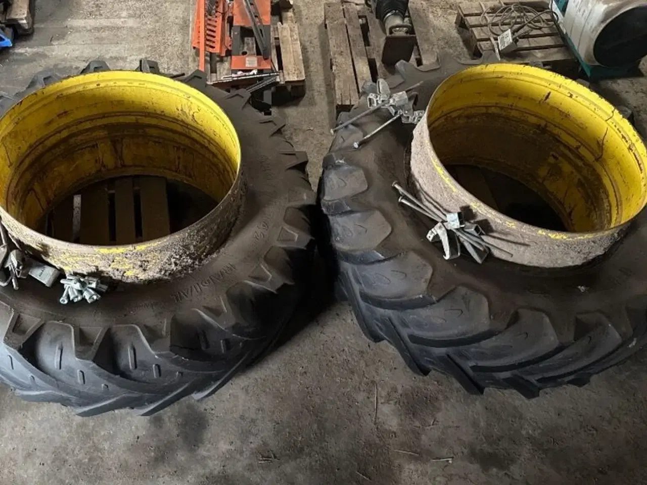 Billede 2 - 1 sæt. tvilling hjul med spænder Kleber 620/70 R42