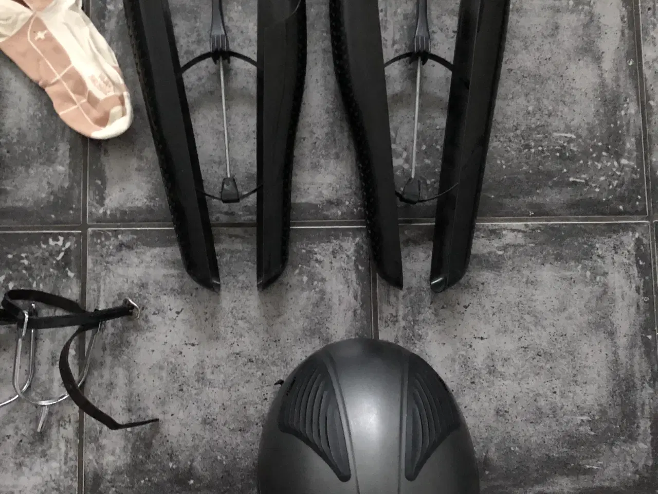 Billede 2 - ridetøjs pakke med bla sko, hjelm,leggings, sporer