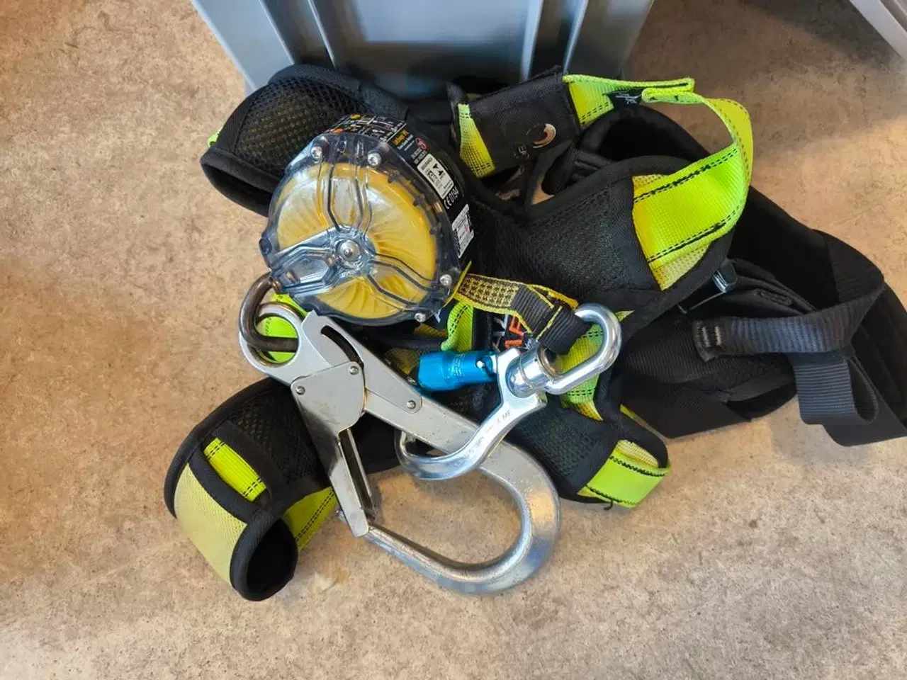 Billede 2 - Kasse m. sikringsgrej samt div.