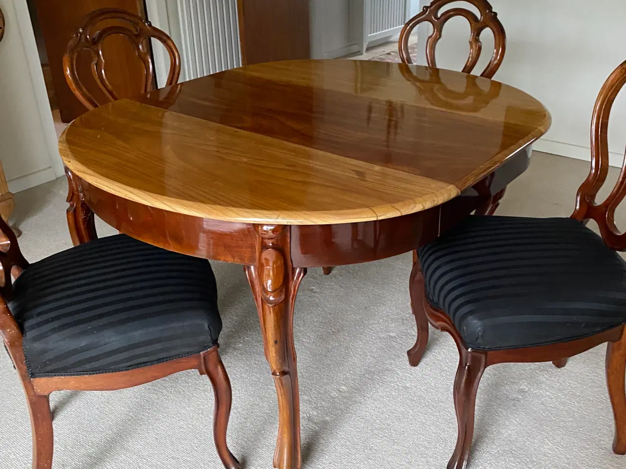 Billede 1 - Antikt spisebord i Chr. d. 8’s stil med 4 stole