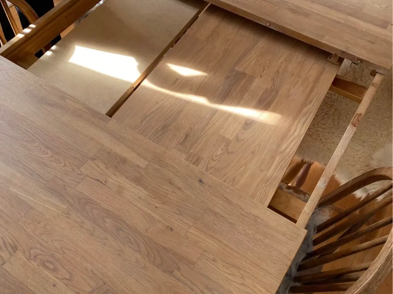 Billede 2 - Massivt egetræ spisebord – med gemt 2 tillægsplade