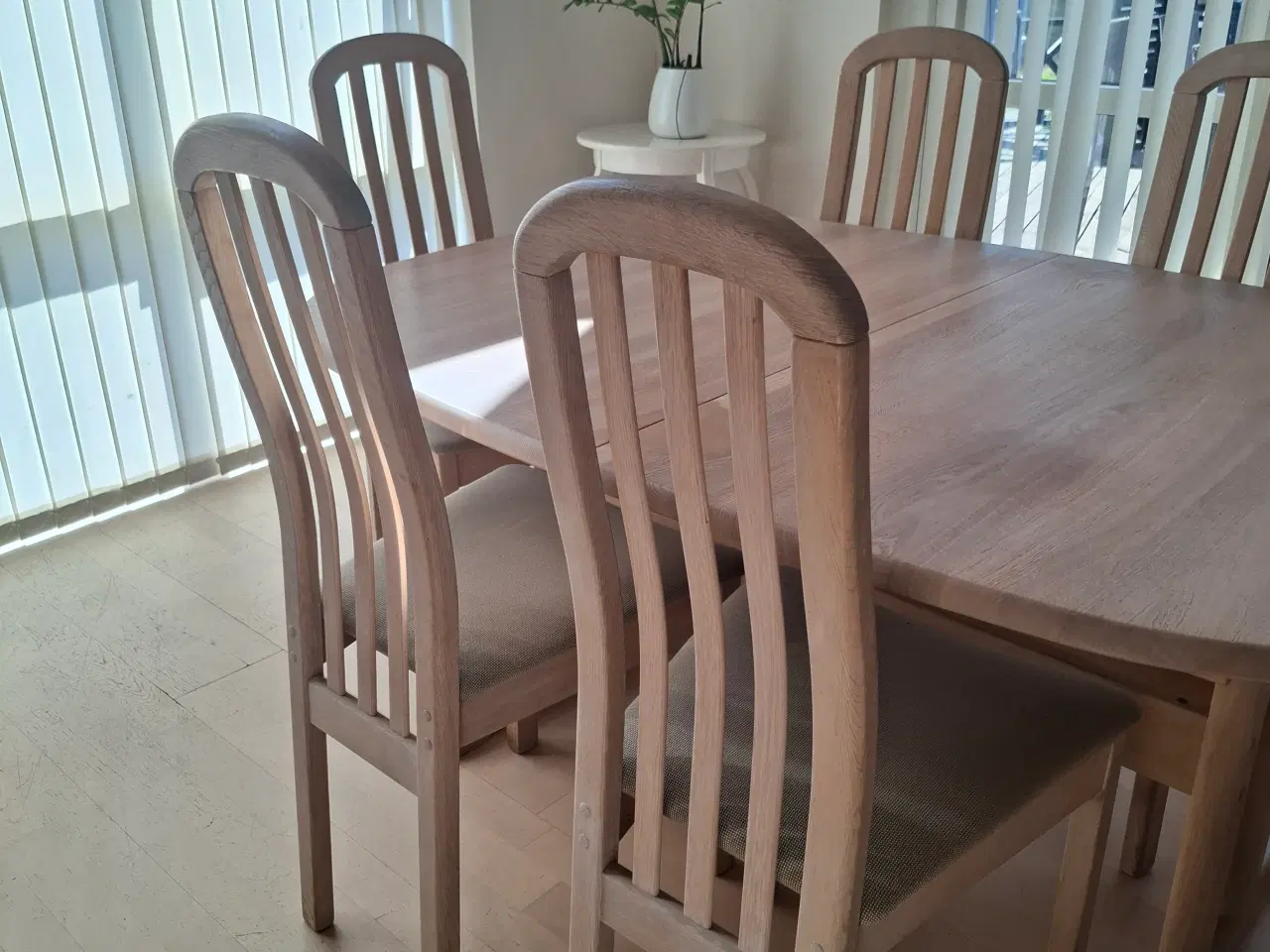 Billede 2 - Spisebord med 6 stole i massivt egetræ