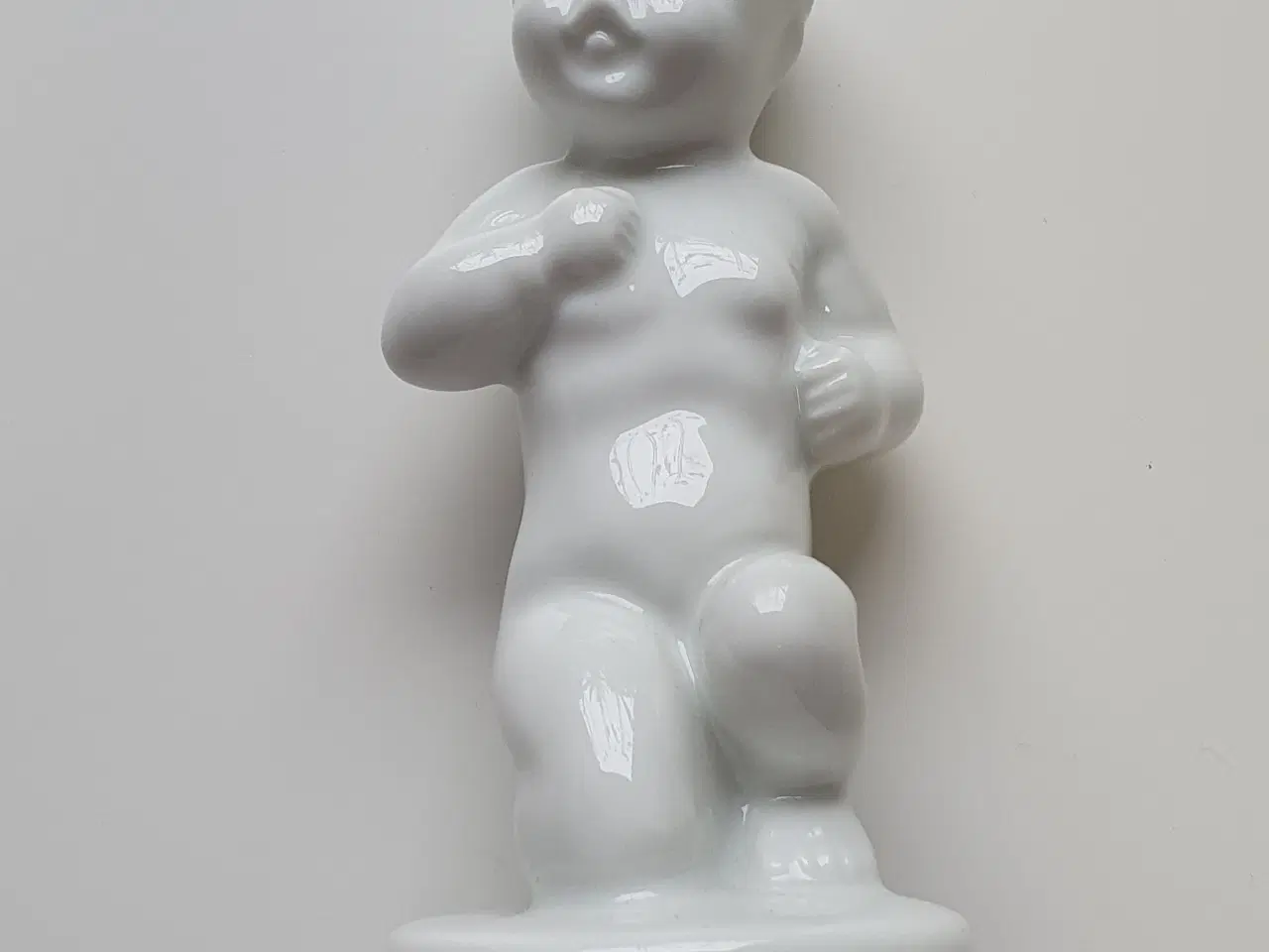 Billede 1 - Hvid porcelænsfigur barn på knæ