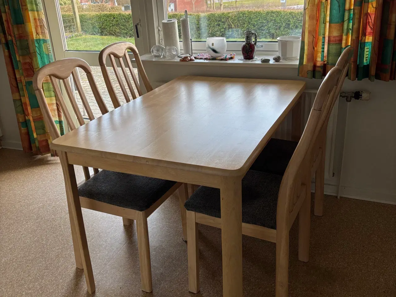 Billede 1 - Spisebord med 4 stole