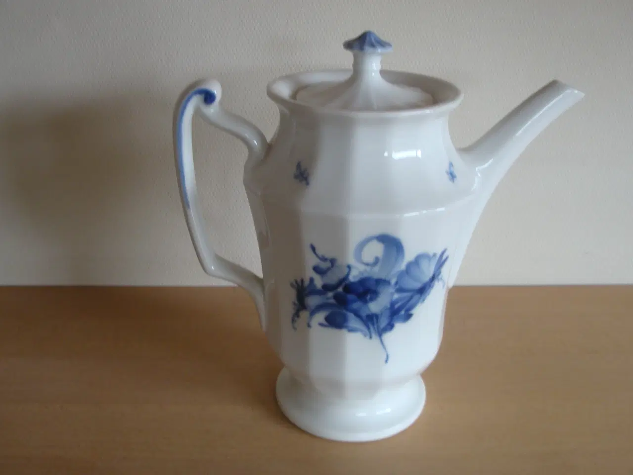 Billede 1 - Vase/Kaffekande Blå blomst - sender gerne