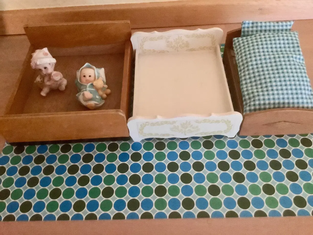 Billede 1 - Dukkehus senge i træ sælges samlet.