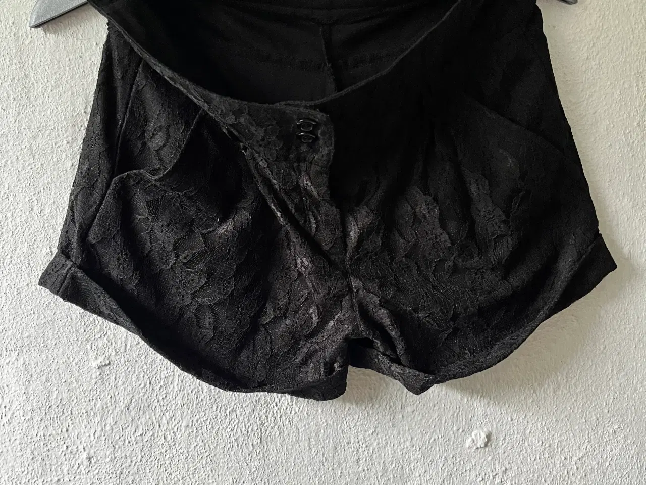 Billede 3 - Sorte hotpants i blondestof