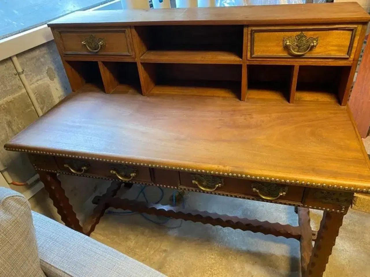 Billede 2 - Antik skrivebord og stol med messingudsmykning