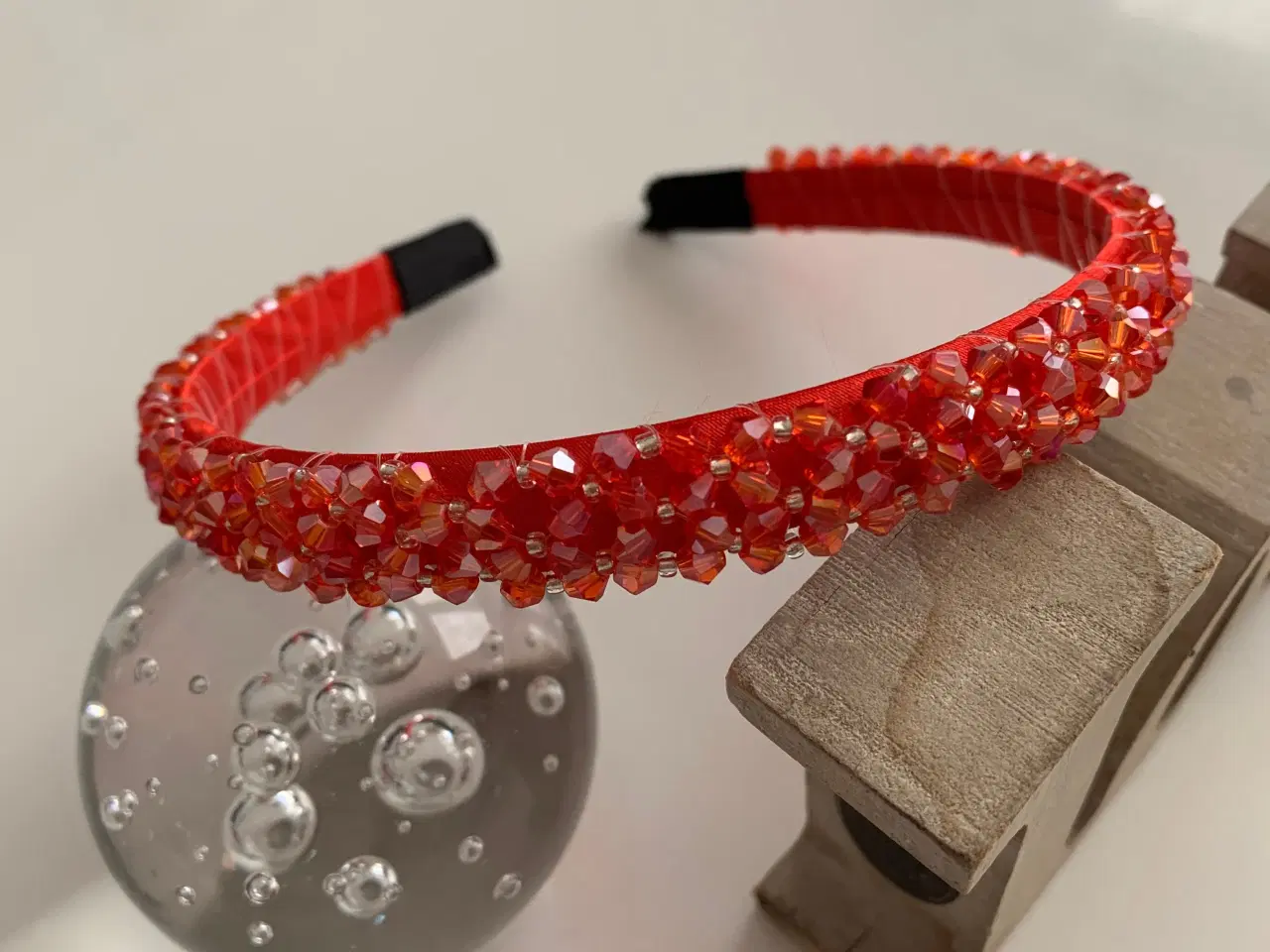 Billede 4 - Smuk rød hårbøjle med glas-look perler