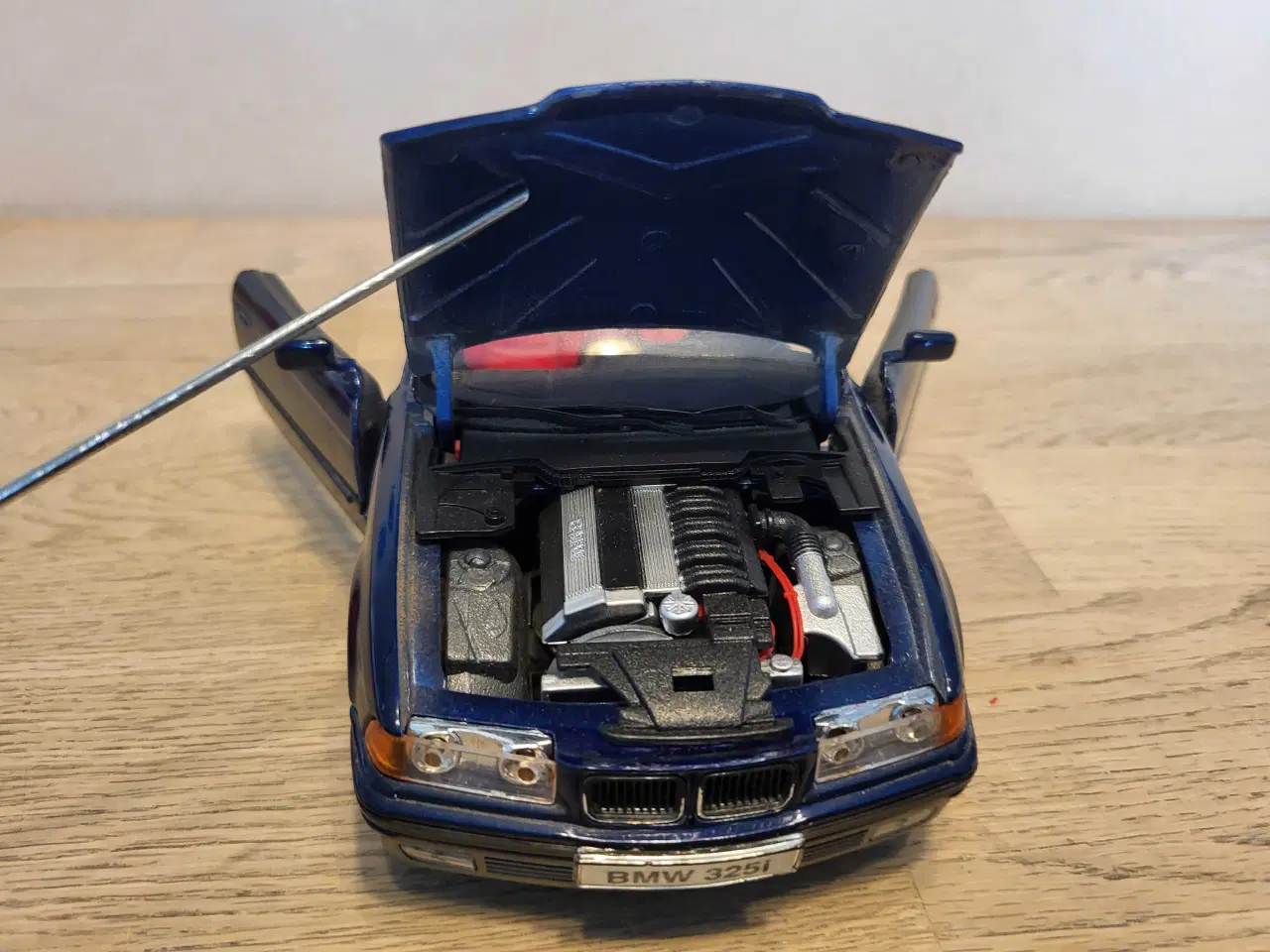 Billede 6 - Modelbil, BMW 325i Cabriolet 1993.  Skala 1/18.