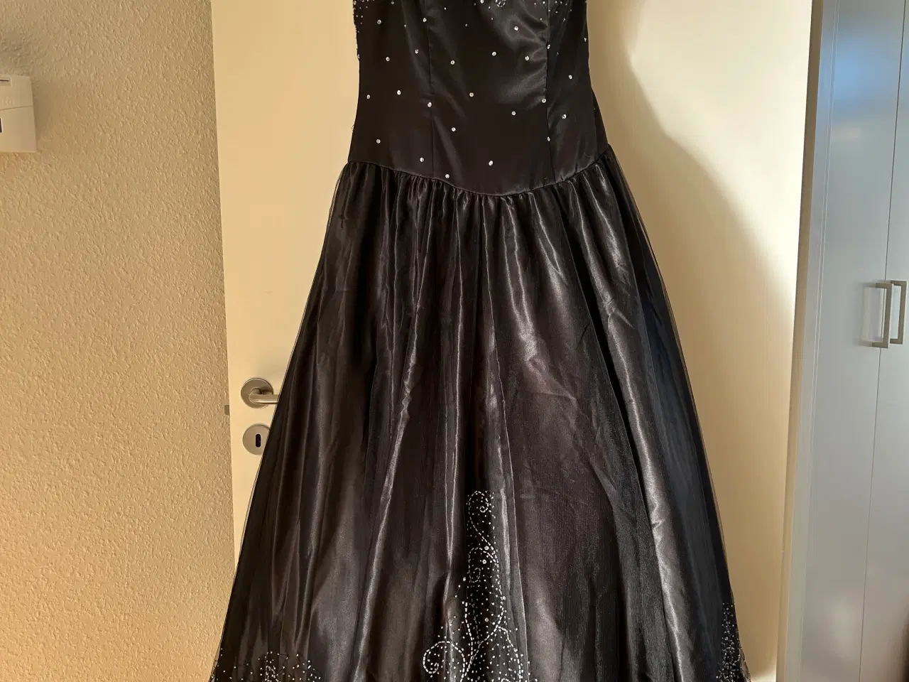 Billede 9 - Elegant sort gallakjole med håndsyede pailletter