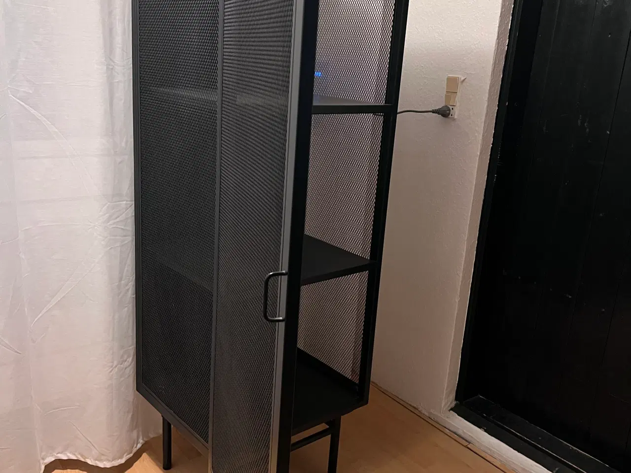 Billede 4 - Sort metal vitrineskab fra Hübsch