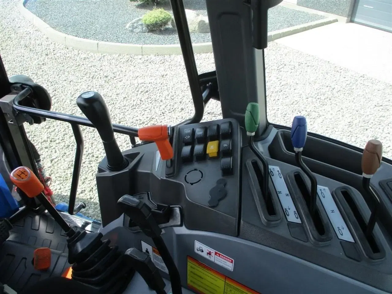 Billede 11 - Solis 50 Fabriksny traktor med 2 års garanti, lukket kabine med klima anlæg, og fuldhydraulisk frontlæsser på