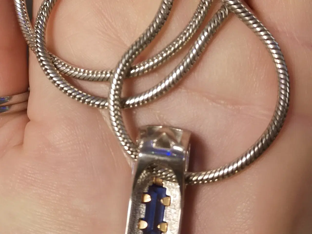 Billede 2 - 925 sølv halskæde med blå sten og 8kt guld kant 