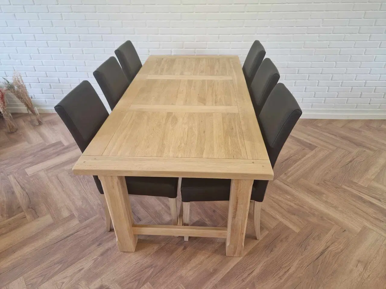 Billede 5 - Spisebord med 6 nye stole. 