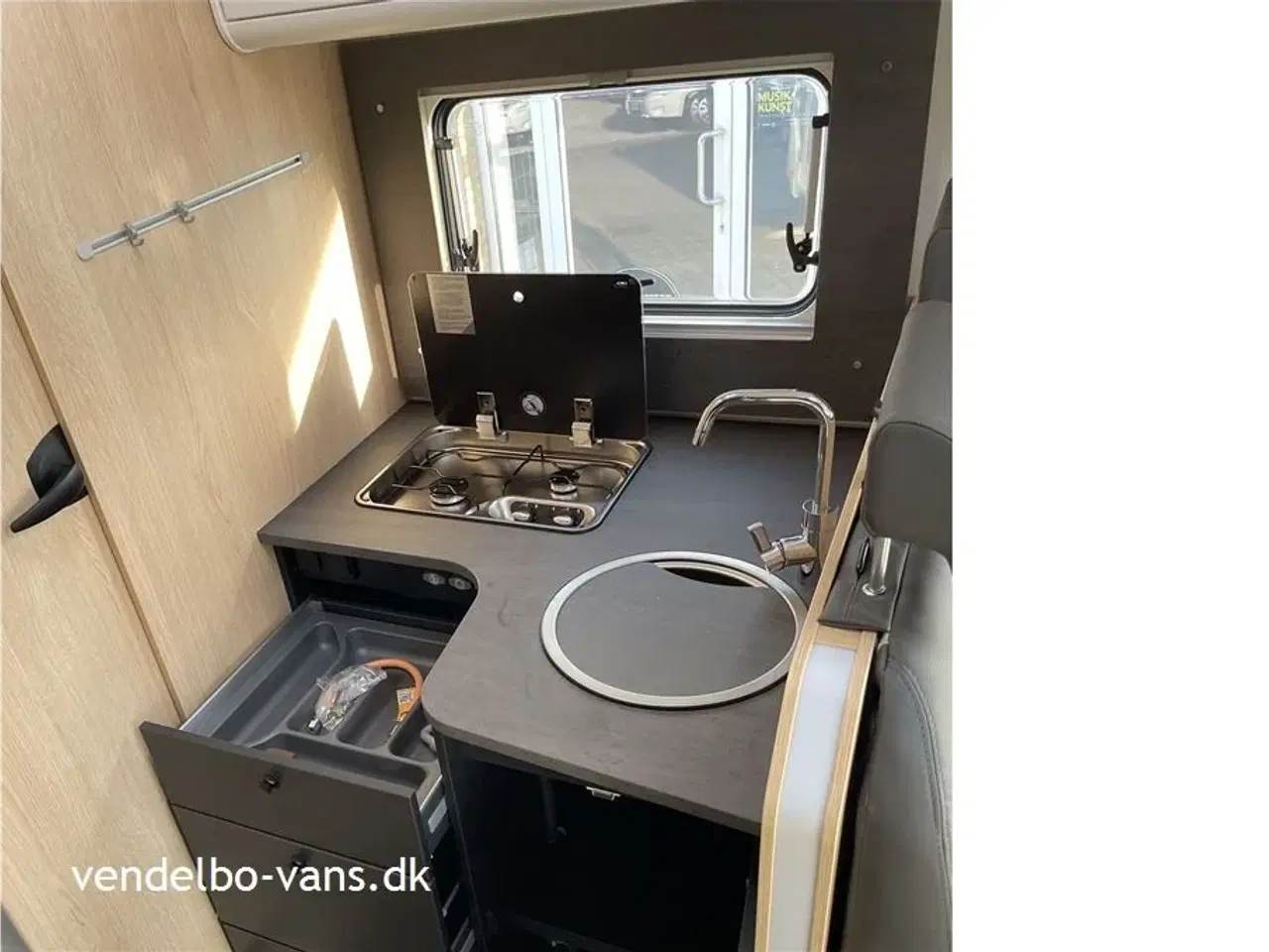 Billede 15 - 2024 - SunLight I 69 L Adventure Edition   Integreret Adventure Edition med fritstående Queens Bed over garagen