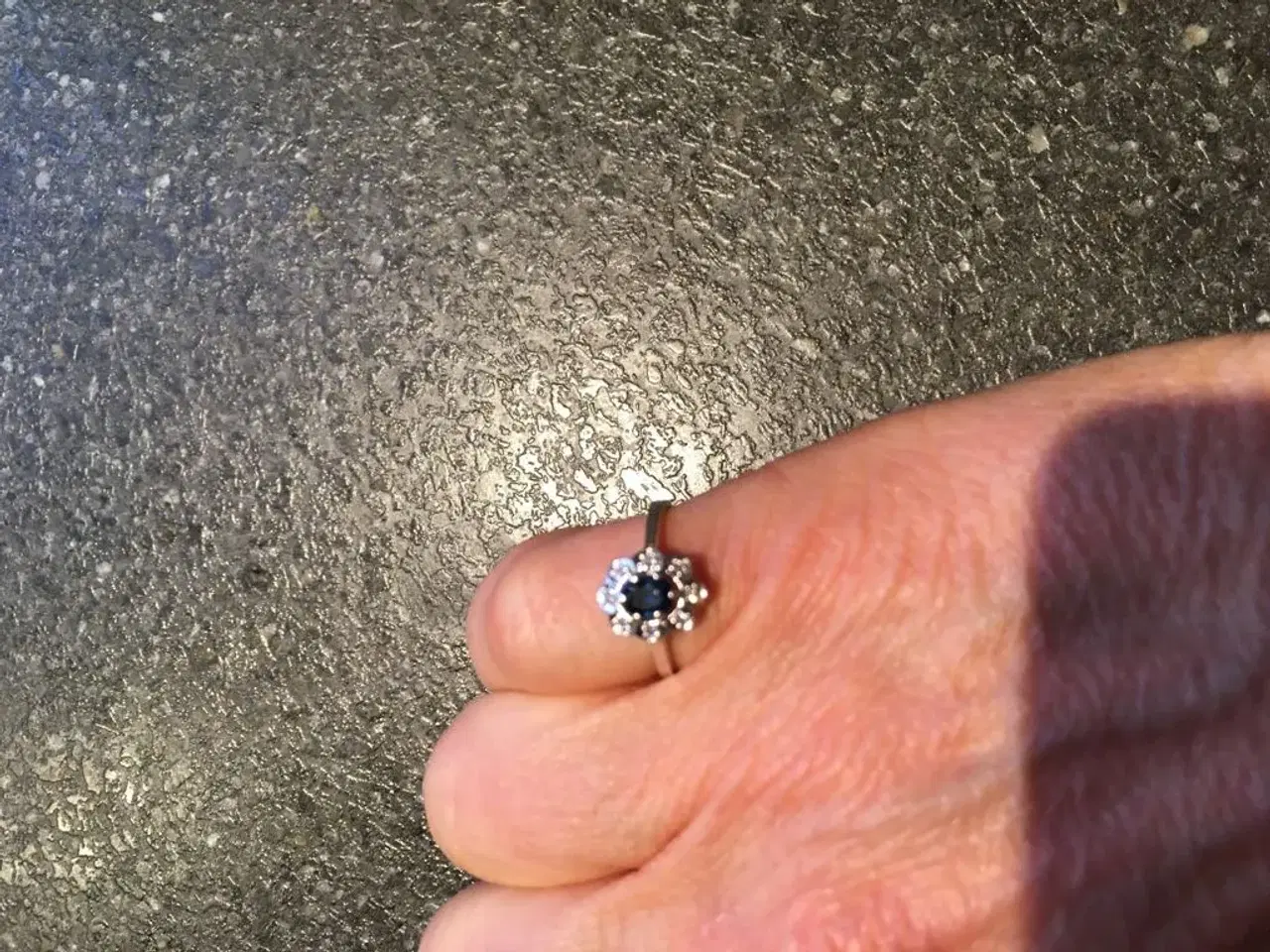 Billede 2 - Hvidguld ring med safir